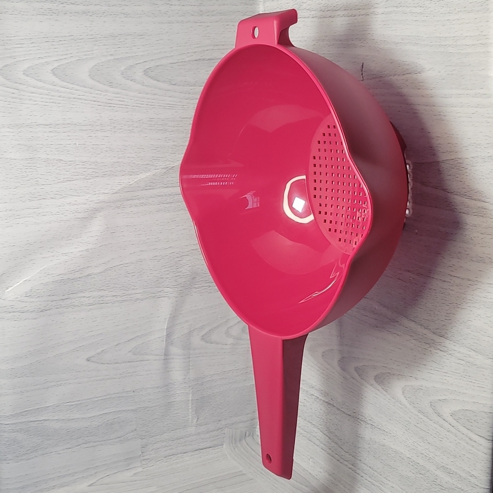 Tupperware Large Strainor Vineyard New